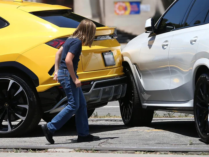 Con trai tài tử Ben Affleck lùi Lamborghini Urus vào BMW X6 giữa đại lý xe sang - Ảnh 2.
