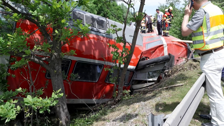 Xe lửa trật đường ray làm 4 người chết, hàng chục người bị thương ở Đức - Ảnh 2.