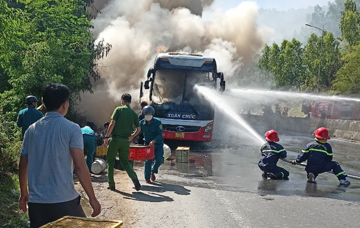 Xe khách đang chạy bốc cháy ngùn ngụt, hành khách thoát kịp thời - Ảnh 2.