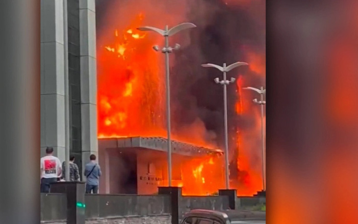 Cháy trung tâm thương mại Nga, 20 người mắc kẹt