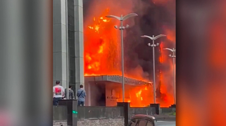 Cháy trung tâm thương mại Nga, 20 người mắc kẹt - Ảnh 1.