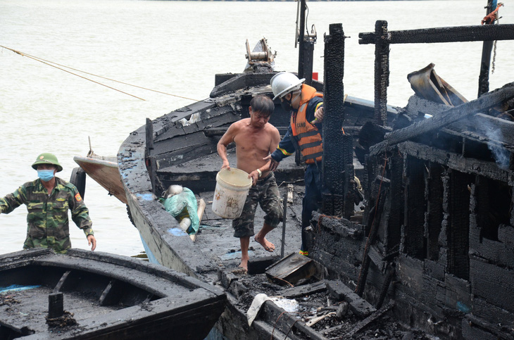 Hai tàu cá bùng cháy dữ dội giữa trưa trên sông Hàn - Ảnh 2.