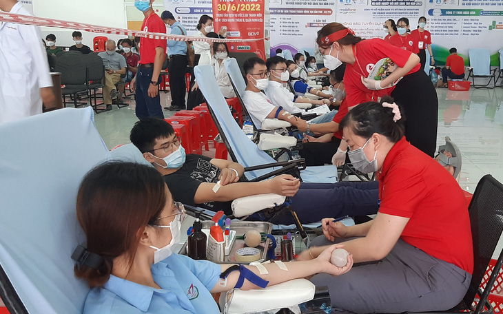 Hàng trăm bạn trẻ tham gia hiến máu tại ngày hội 