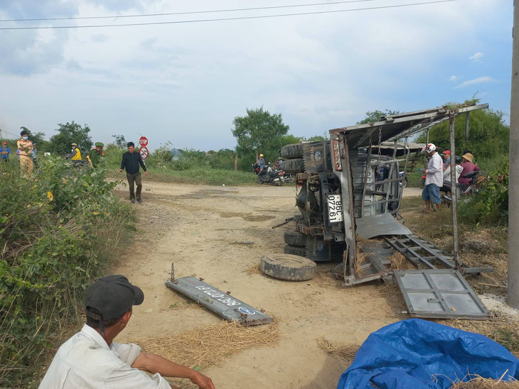 Xe lửa tông xe tải tại điểm giao không rào chắn, tài xế xe tải tử vong - Ảnh 1.