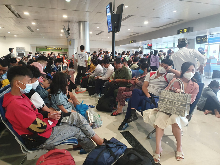 Check-in trục trặc, khách ngồi nhiều giờ ở Tân Sơn Nhất để được bay - Ảnh 2.