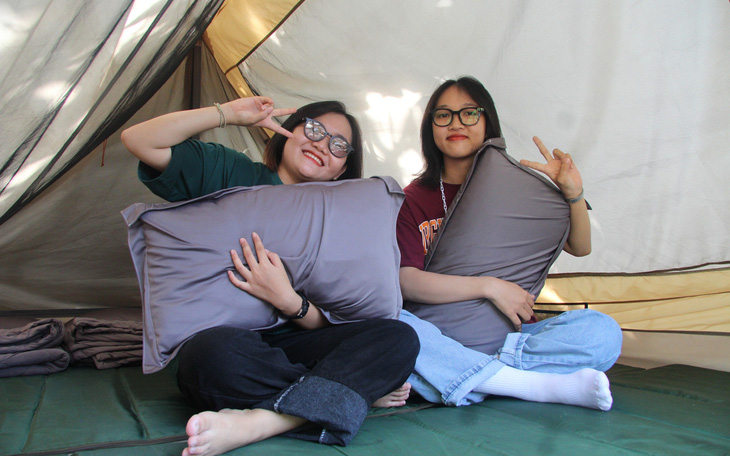 Du khách thích thú ngủ lều bên triền đá ở đảo Lại Sơn