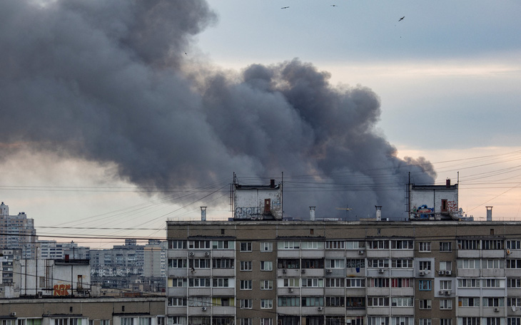 Hàng loạt vụ nổ lớn rung chuyển thủ đô Kiev