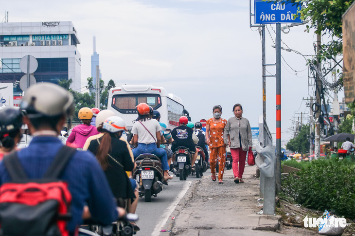 Dân Thủ Đức mong sớm sửa cây cầu ‘thắt cổ chai’ - Ảnh 1.