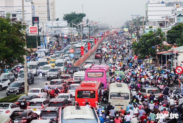 Dân Thủ Đức mong sớm sửa cây cầu ‘thắt cổ chai’ - Ảnh 4.