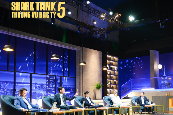 Shark Tank 5 tập 1: Shark Hùng Anh ‘chiến’ Shark Hưng với màn rút thẻ vàng - Ảnh 3.