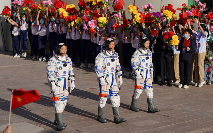Trung Quốc phóng tàu vũ trụ, đưa 3 phi hành gia lên 