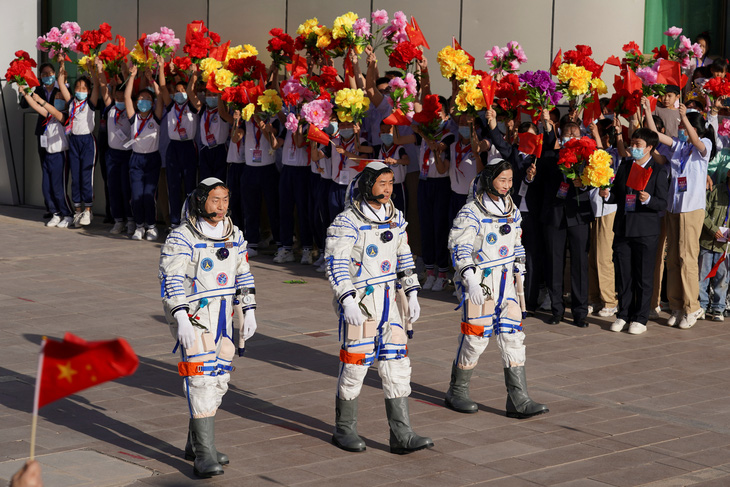 Trung Quốc phóng tàu vũ trụ, đưa 3 phi hành gia lên Thiên Cung - Ảnh 1.