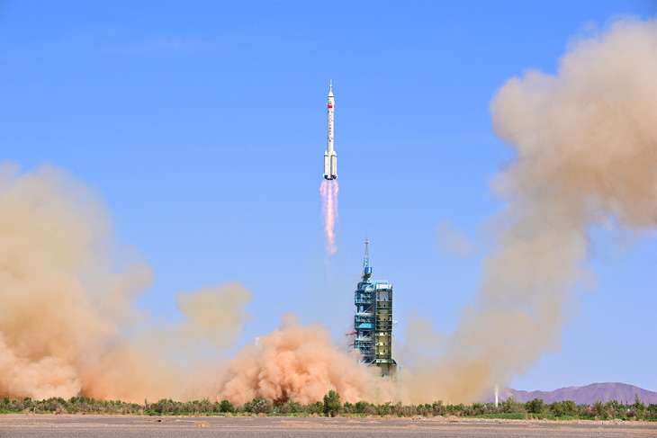 Trung Quốc phóng tàu vũ trụ, đưa 3 phi hành gia lên Thiên Cung - Ảnh 2.