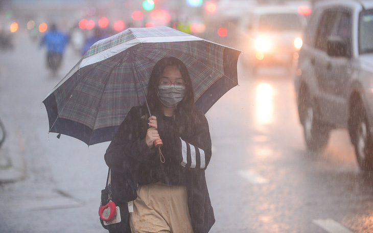 Bắc Bộ bắt đầu đợt mưa lớn, Nam Bộ có nắng nóng