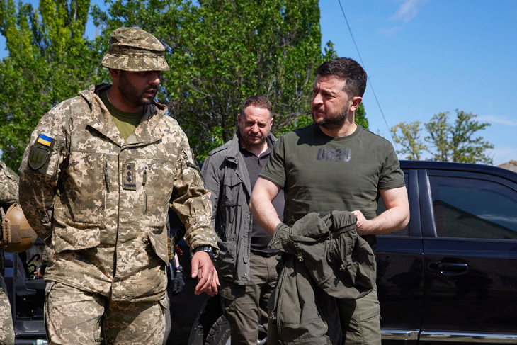 Tổng thống Ukraine đi thăm vùng chiến sự Donbass - Ảnh 1.