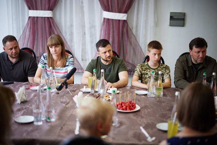 Tổng thống Ukraine đi thăm vùng chiến sự Donbass - Ảnh 2.