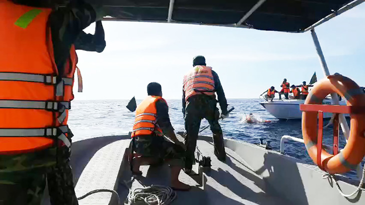 Tìm thấy thi thể ngư dân mất tích vụ 2 tàu va chạm ở biển Quảng Nam - Ảnh 2.