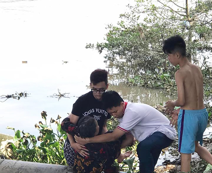 3 nam sinh đi làm thêm dịp hè cứu sống bà cụ 70 tuổi đuối nước - Ảnh 1.