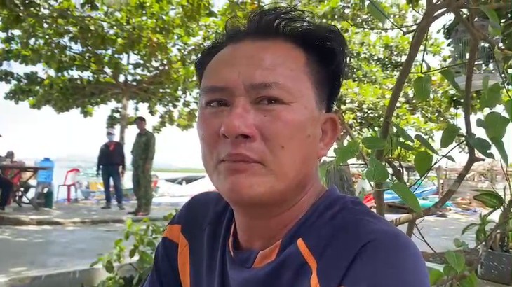 Ngư dân kể lại giây phút tàu cá bị đâm chìm trên biển: Tàu lớn gây va chạm rồi bỏ chạy - Ảnh 2.