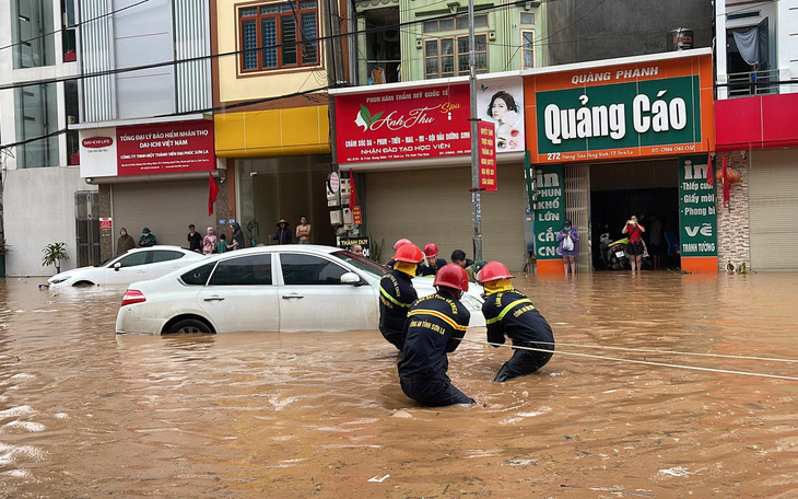 Phố núi Sơn La ngập nặng sau mưa lớn, xe cộ 