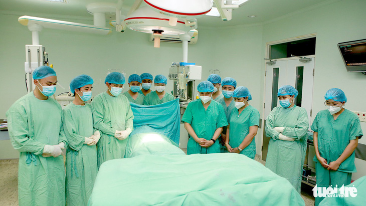 Bác sĩ mặc niệm tri ân người hiến tạng sau chết não đầu tiên ở miền Trung - Tây Nguyên - Ảnh 1.