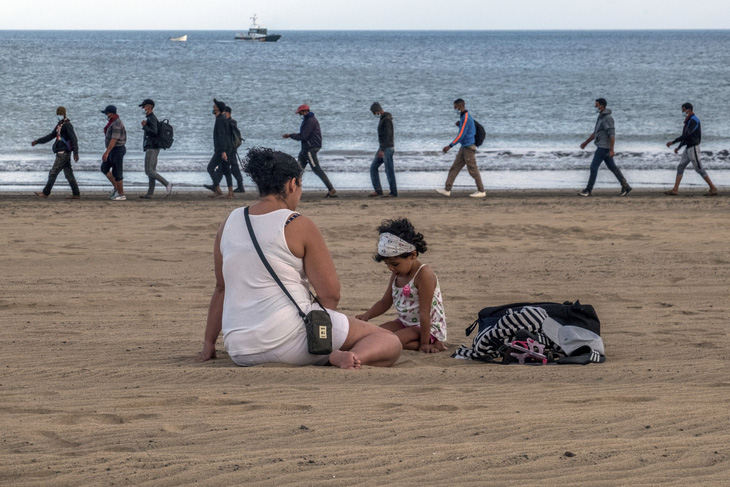Tây Ban Nha lần đầu cấp quốc tịch cho 1 bé gái di cư - Ảnh 1.