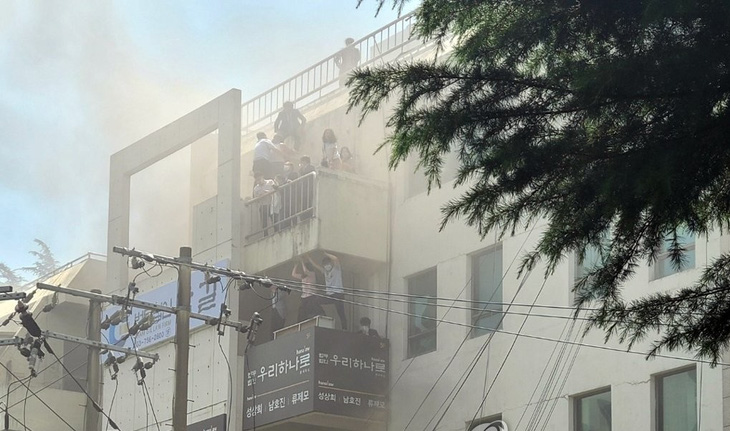 Cháy tòa nhà văn phòng ở Hàn Quốc, ít nhất 7 người chết - Ảnh 1.