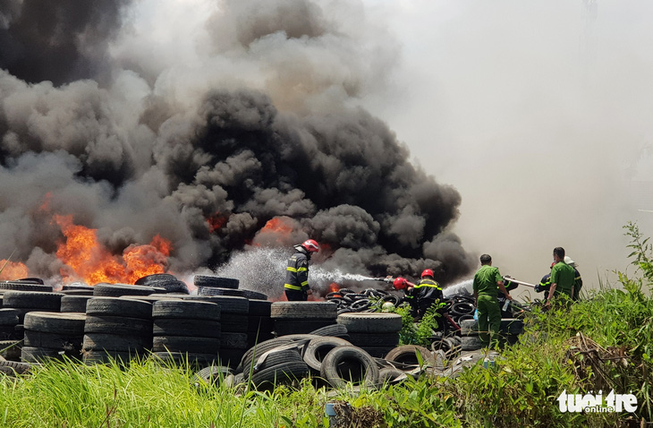 Đốt rác không có người trông coi dẫn đến cháy bãi chứa lốp xe phế liệu - Ảnh 1.