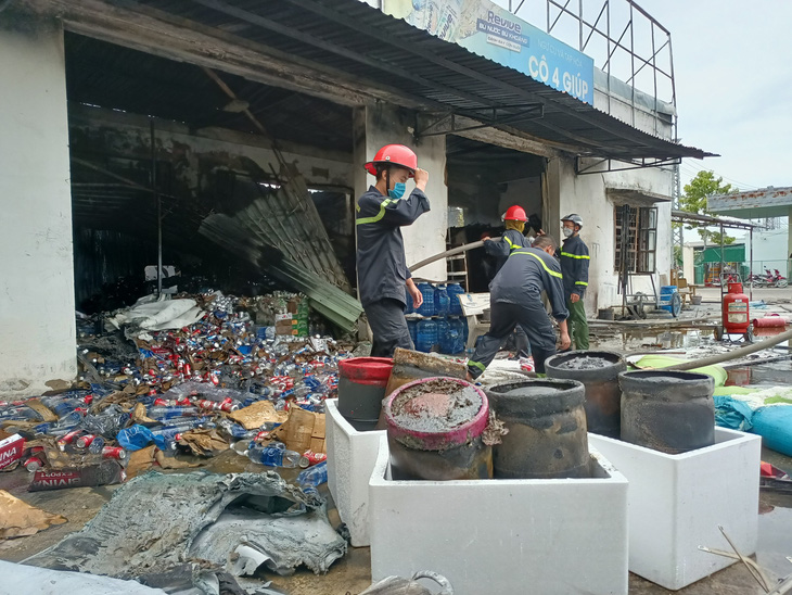 Ngư cụ trong cửa hàng ở cảng cá Nha Trang bị thiêu rụi - Ảnh 2.