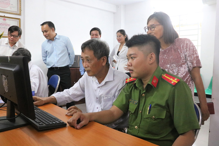 Người dân Phú Nhuận sẽ thanh toán không tiền mặt khi lấy kết quả dịch vụ công trực tuyến - Ảnh 3.