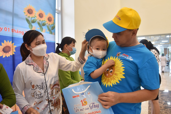 MC Quyền Linh, nghệ sĩ Ngọc Trinh đồng hành với Ước mơ của Thúy, trao quà đến các bệnh nhi - Ảnh 4.