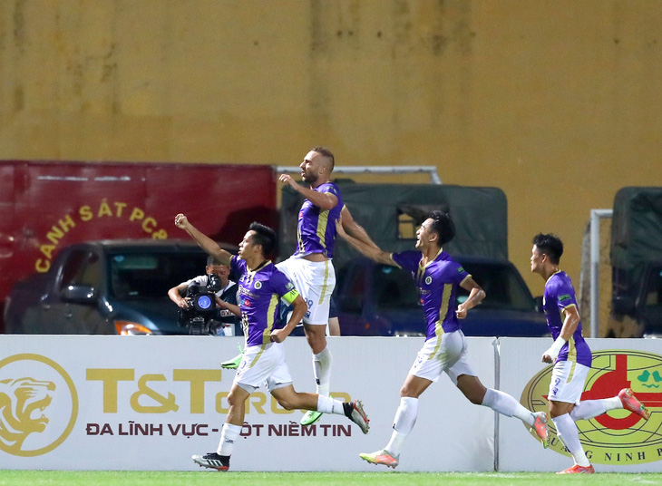 CLB Hà Nội đánh bại đội Hải Phòng để vươn lên vị trí thứ 2 trên bảng xếp hạng V-League 2022 - Ảnh 1.