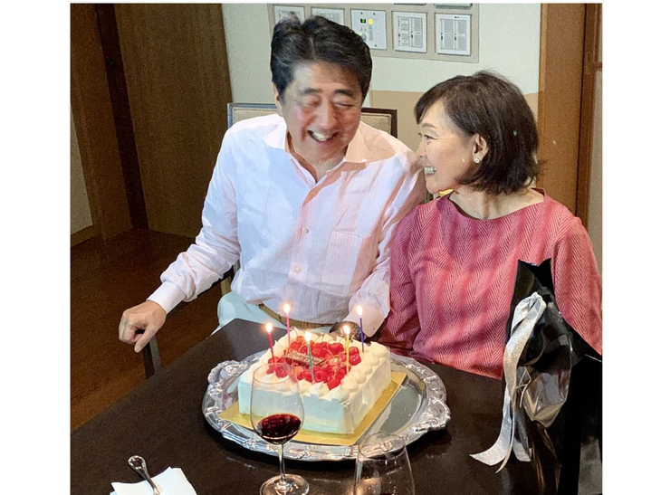 Cuộc hôn nhân hạnh phúc hơn 30 năm của cố thủ tướng Abe Shinzo - Ảnh 2.