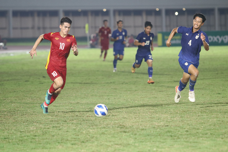 Hòa 1-1, U19 Việt Nam và U19 Thái Lan dắt tay nhau vào bán kết - Ảnh 1.