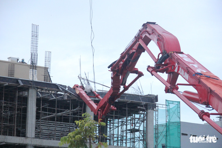 Cần bơm bê tông gãy sập xuống giàn giáo, nhiều công nhân gặp nạn, hai người tử vong - Ảnh 1.