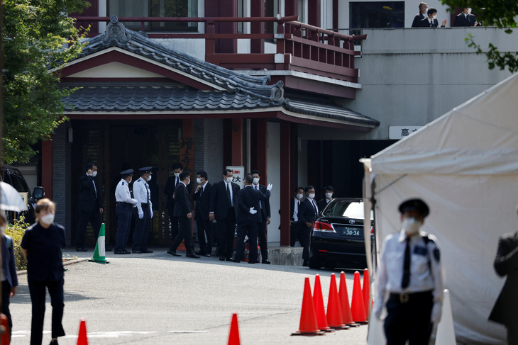 Linh cữu cố thủ tướng Nhật Bản Abe Shinzo đã được đưa đến chùa Zojoji - Ảnh 8.