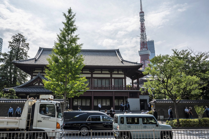 Linh cữu cố thủ tướng Nhật Bản Abe Shinzo đã được đưa đến chùa Zojoji - Ảnh 2.