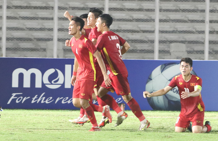 U19 Việt Nam - Thái Lan 1-1: Thở phào với tấm vé bán kết - Ảnh 1.