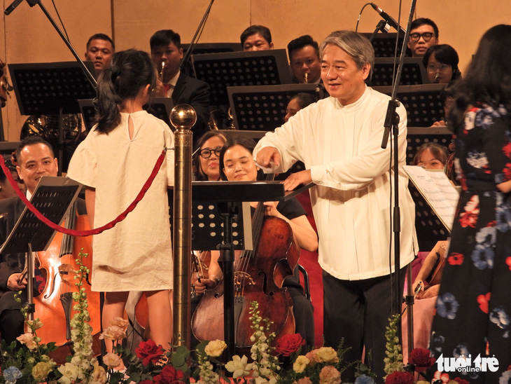 Khán giả thiếu nhi bất ngờ được chỉ huy Dàn nhạc giao hưởng quốc gia Việt Nam - Ảnh 1.