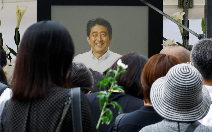 Tang lễ cố thủ tướng Abe ở Nhật: Người dân xếp hàng dài dâng hoa, tiếc thương