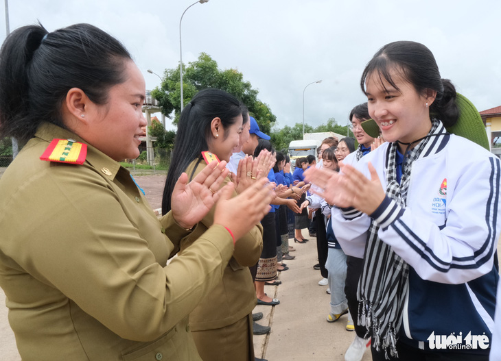 Dâng hương, dâng hoa tại tượng đài Tình đoàn kết liên minh chiến đấu Việt - Lào - Ảnh 4.
