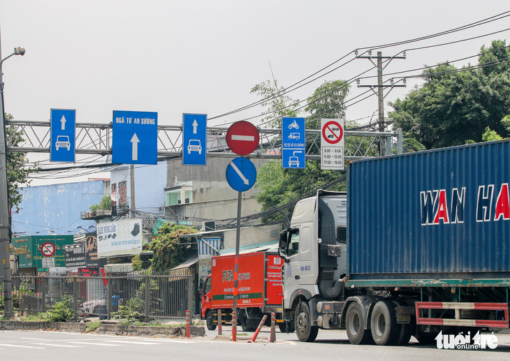 Nhiều biển báo giao thông tại TP.HCM ‘núp lùm’ gây khó tài xế - Ảnh 4.