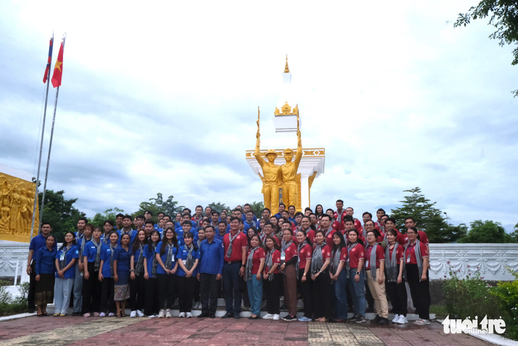 Dâng hương, dâng hoa tại tượng đài Tình đoàn kết liên minh chiến đấu Việt - Lào - Ảnh 2.