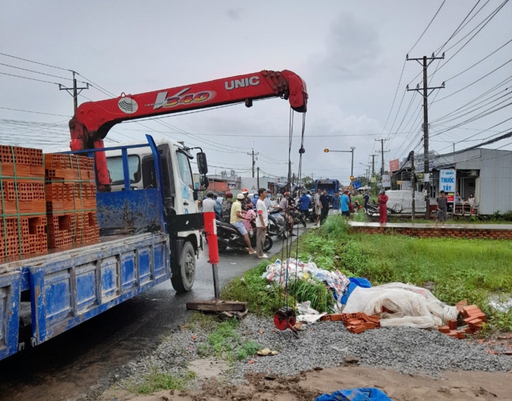 Xe cẩu vướng dây điện, 4 người bị thương - Ảnh 1.