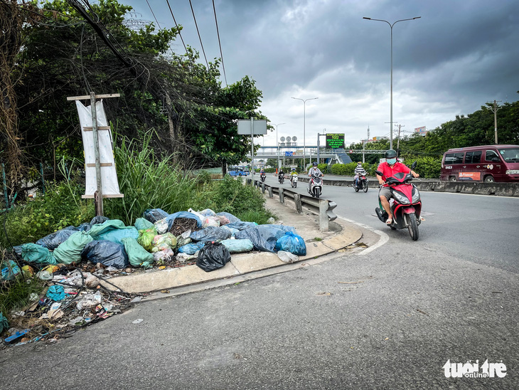 Biển cấm đổ rác như ‘tàng hình’, rác chất đống lòng đường, vỉa hè, dạ cầu - Ảnh 6.