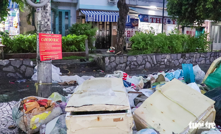 Biển cấm đổ rác như ‘tàng hình’, rác chất đống lòng đường, vỉa hè, dạ cầu - Ảnh 1.