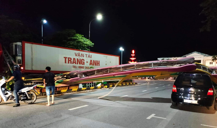 Xe container tông sập cổng chào, đè một xe con tại trung tâm Thái Bình - Ảnh 1.