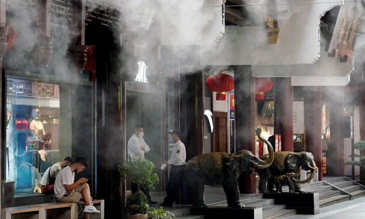 Nắng nóng ảnh hưởng hơn 900 triệu dân Trung Quốc, kiến vừa bỏ lên vỉa hè đã chết - Ảnh 2.