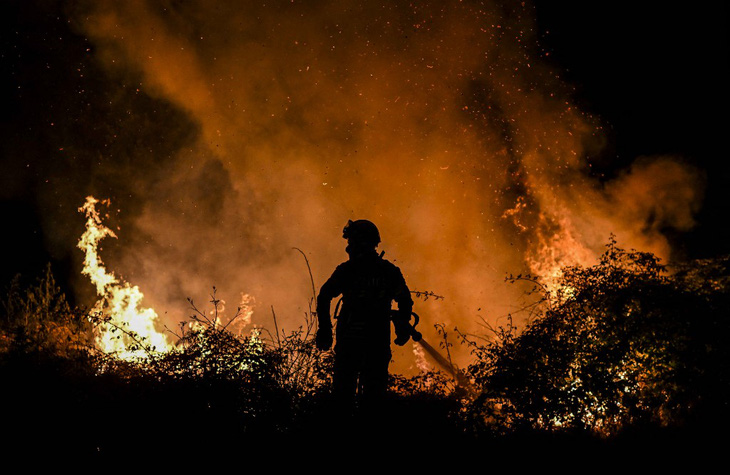 Cháy rừng kinh hoàng do nắng nóng ở châu Âu, hơn 15.000 người sơ tán - Ảnh 2.