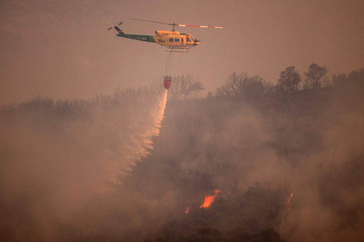 Cháy rừng kinh hoàng do nắng nóng ở châu Âu, hơn 15.000 người sơ tán - Ảnh 1.